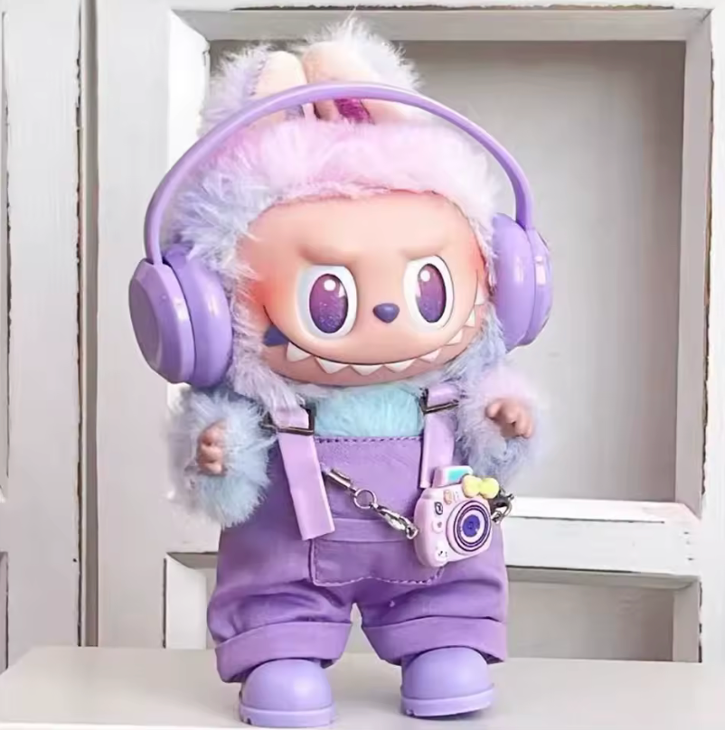 Tenues Labubu Luxe 15–17 cm – Set Rose ou Violet (Casque + Salopette + Appareil Photo + Chaussures)