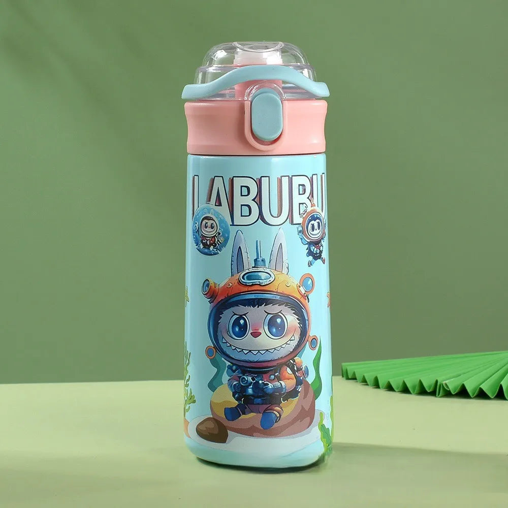 Détail gourde Labubu inox et paille démontable