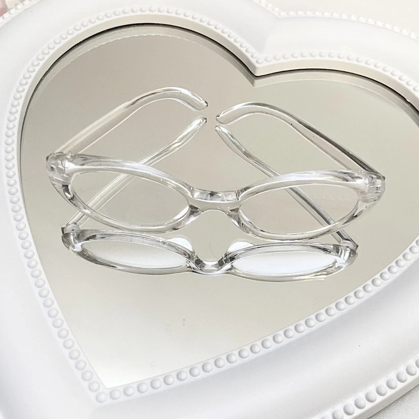 Labubu portant lunettes monture claire