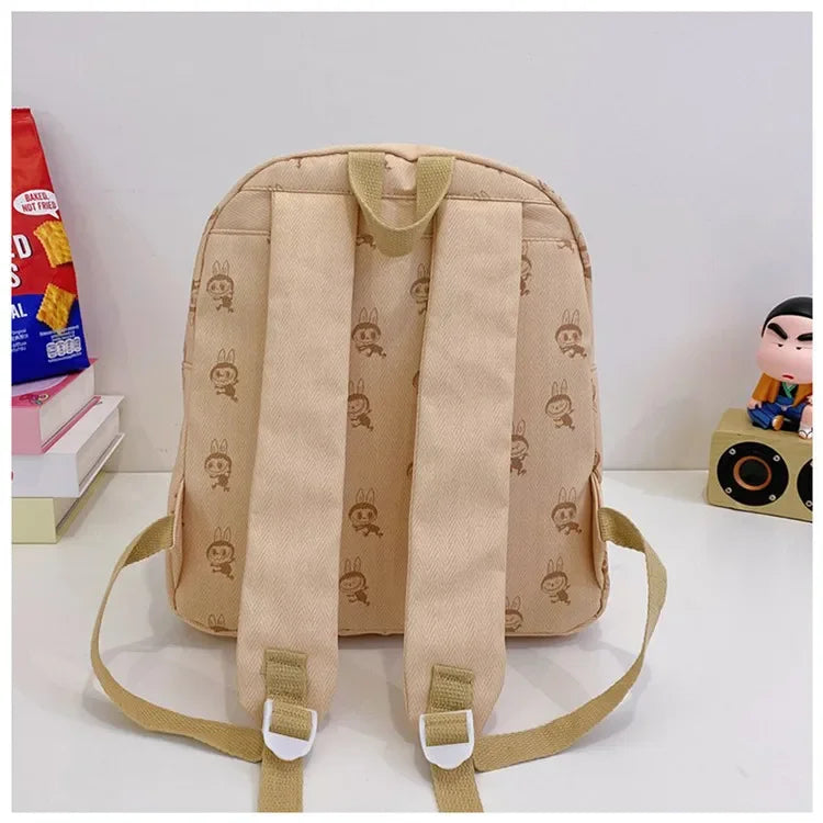 Sac Labubu porté style streetwear"