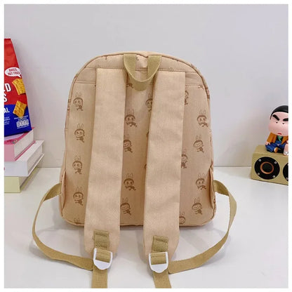 Sac Labubu porté style streetwear"