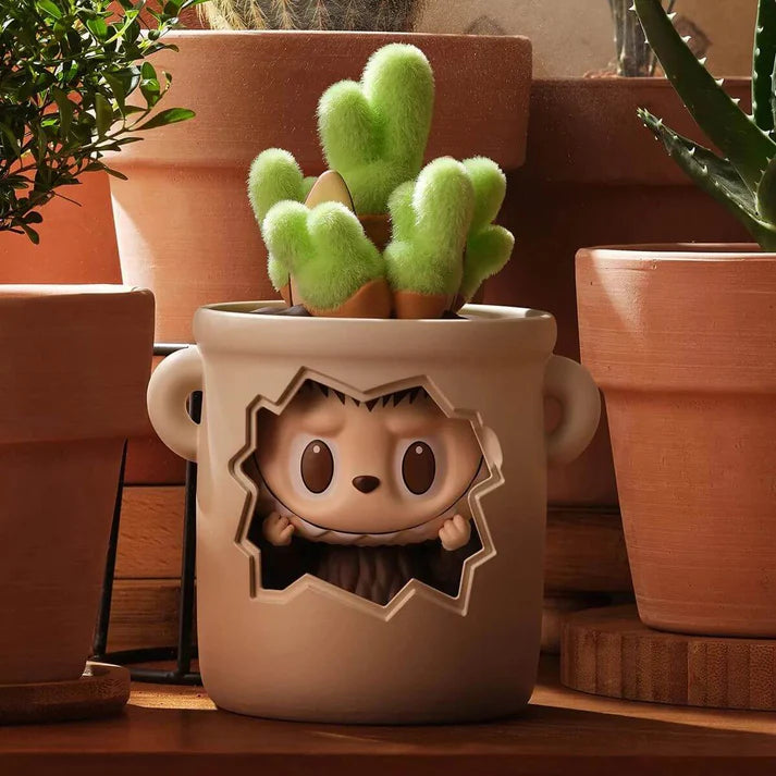 Labubu Almost Hidden – Figurine discrète et adorable